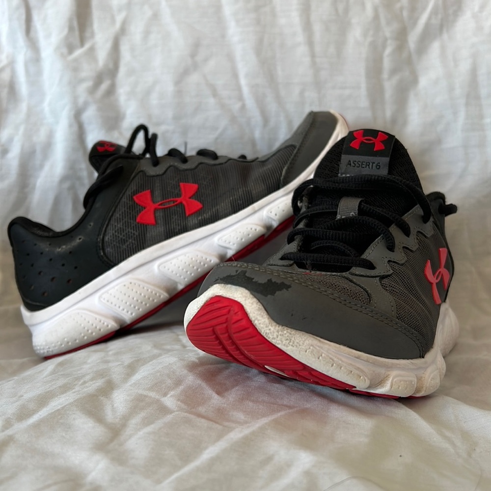 Under Armour Asset 6 boys sz 6Y